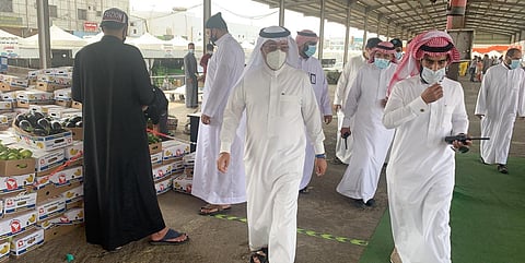 أمين عسير يتفقد سوق الخضار بخميس مشيط للتأكد من الإجراءات الاحترازية