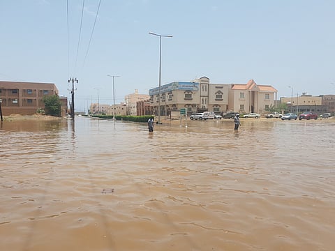 الليث.. أمطار نصف الساعة تغرق الشوارع وتكشف عجز شبكات التصريف