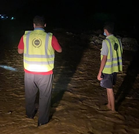 "مدني أبها" ينتشل جثة مفقودة في سيل وادي عبلا بـ"مربه"