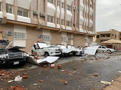 شاهد بالفيديو .. تضرر عددٍ من المركبات إثر هطول الأمطار الغزيرة بالمدينة المنورة