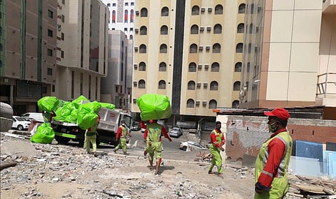 بسبب كورونا.. شاهد إغلاق مستودع للأدوات الطبية بمكة