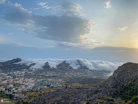 من الجو.. مشاهد نادرة لضباب كموج البحر يغطي مرتفعات تنومة