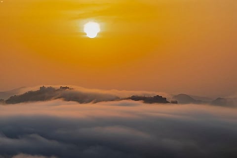 شاهد من قمة جبل رغدان.. لقطات ساحرة يعانق فيها شروق الشمس الضباب