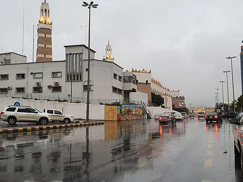 عسير تكتظ بالزائرين للاستمتاع بالمطر والأجواء الخلابة