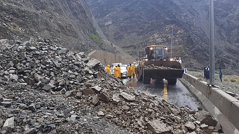 6 انهيارات في عقبة شعار وإغلاق لعقبتي شعار وضلع