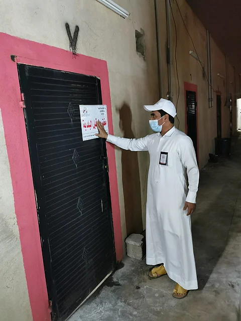 شاهد من عسير.. إغلاق مقهى يقدم الشيشة وإحالة عمالته للجهات المعنية