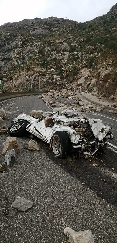 شاهد.. صخور عملاقة تتساقط من قمم "الجذم" وتغلق الطرق.. وهذا ما فعلته بسيارة