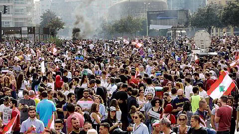 متظاهرون لبنانيون يهتفون ضد حزب الله في بيروت