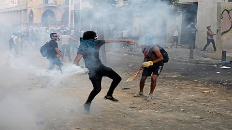 اندلاع حريق قرب البرلمان اللبناني.. والشرطة تفرق المتظاهرين