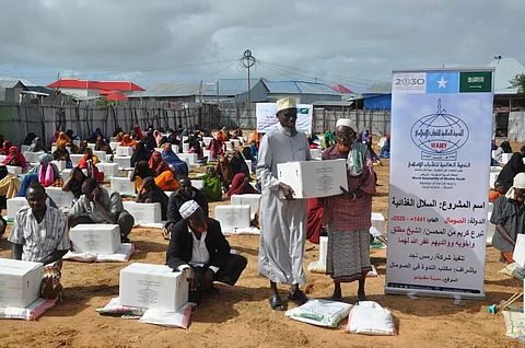 الندوة توزع سلالاً غذائية على 500 أسرة في مناطق نازحي الصومال