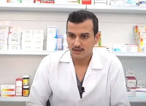 استثمر في تخصصه.. شاهد قصة أول سعودي يمتلك صيدلية خاصة برفحاء