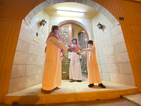 في مبادرة تربوية محفزة ... قادة مدارس الأفلاج يوزعون الكتب على الطلاب في منازلهم