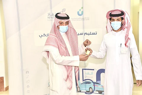 ضمن دعم العمل الحر.. بنك التنمية الاجتماعية ببيشة يسلم 14 رياديًا مركباتهم