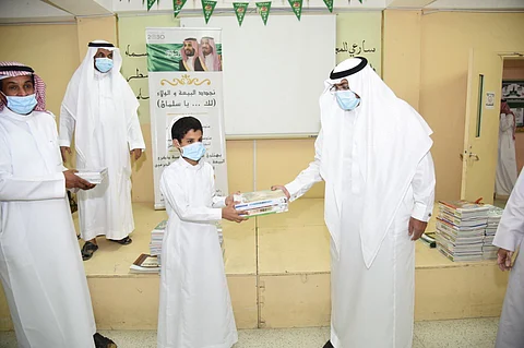 شاهد.. الكتب الدراسية تصل للطلاب مدشنة انطلاقة "العام الاستثنائي"