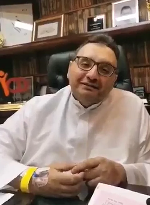 بعد إصابته بـ"كورونا".. "باهبري" يودّع المستشفى ويعلن تعافيه من الفيروس