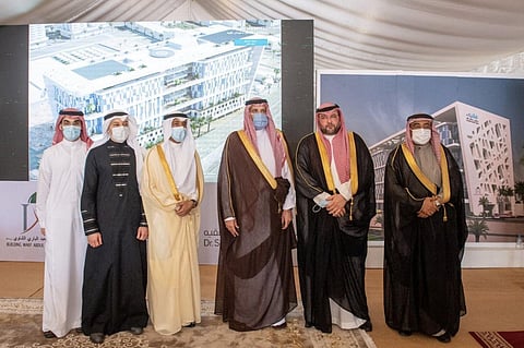 شاهد.. أمير المدينة يتفقد مشروع مستشفى الدكتور سليمان فقيه