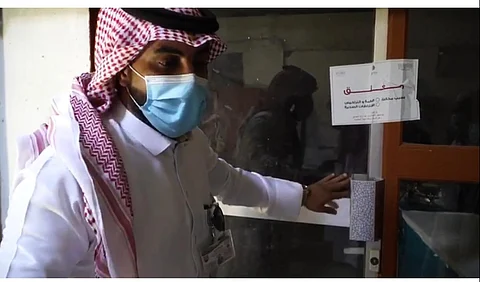 شاهد "بلدية طريف" تضبط موقعًا مخالفًا لخياطة ملابس بالحي الغربي