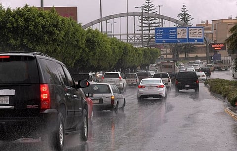 بعد تنبيه الهطولات "المتقدم".. مدني عسير يتفاعل داعياً للحذر من "التقلبات"