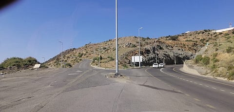 شاهد "علامة خطر" بين قريتين.. ماذا يفعل هنا هذا العمود؟!