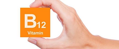 علامتان خطيرتان في جسمك تكشفان نقص فيتامين B12.. لا تتجاهلهما