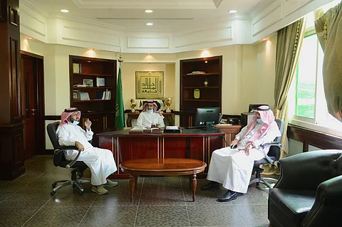 رئيس جامعة الملك خالد يطّلع على سير الدراسة ويزور عدداً من الكليات