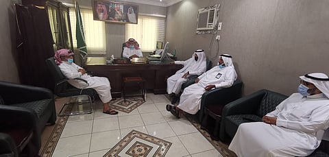 قطع ما يزيد على 1300 كلم مشياً.. محافظ فيفاء يكرم الرحالة "الفيفي"