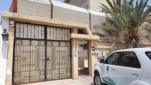 "التجارة" تطيح بعمالة مخالفة تصنِّع الذهب بمنزل في جدة وتضبط 5 كيلو بحوزتهم