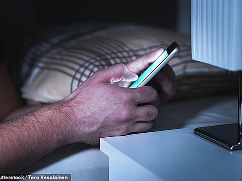 بحث يربط سوء "الحيوانات المنوية" باستخدام الأجهزة الإلكترونية ليلاً