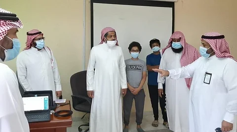 شاهد.. جولة رسمية ترصد أول يوم دراسي عن بعد بالشرقية.. و"الشلعان" يوضح