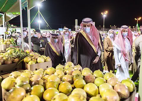 أمير الباحة يفتتح مهرجان الرمان أمام 100 عارض لبيع منتجاتهم