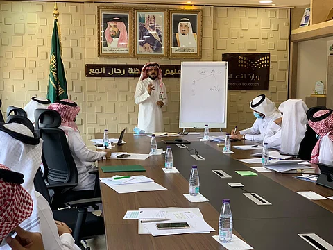 رجال ألمع.. ورشة عمل لبحث استعدادات المدارس للمشاركة فعاليات اليوم الوطني الـ 90
