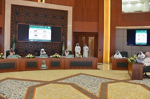 رئيس مجلس الشورى يناقش رسالة دكتوراه للباحث أحمد بن باز