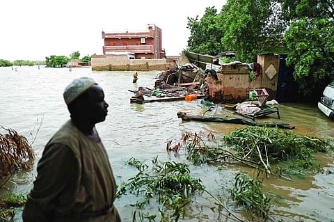 الضحايا يتفقدون منازلهم بالقوارب .. مساعدات أممية لمتضرري فيضان السودان