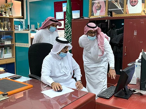 مدير تعليم سراة عبيدة يتابع ميدانيًّا تفعيل "مدرستي"