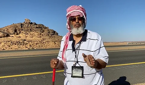 بالفيديو.. عالم سعودي يكشف سر "صخرة تيماء" العجيبة وينفي ضربها بالبرق والجن