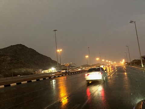 "الأرصاد" تنبّه لهطول أمطار على منطقة مكة المكرّمة