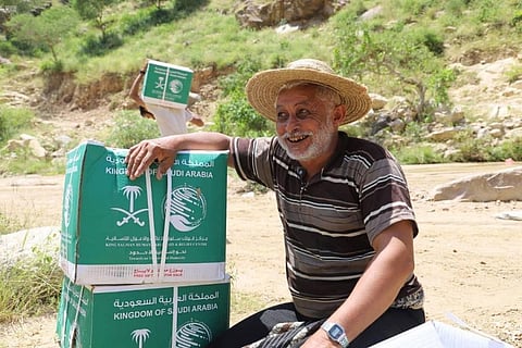 "إغاثي الملك سلمان" يوزع 44 طن أغذية في "رازح صعدة"