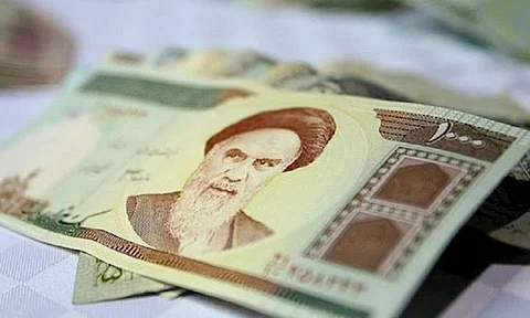 تراجع قياسي.. "الريال الإيراني" يواصل الانهيار أمام الدولار