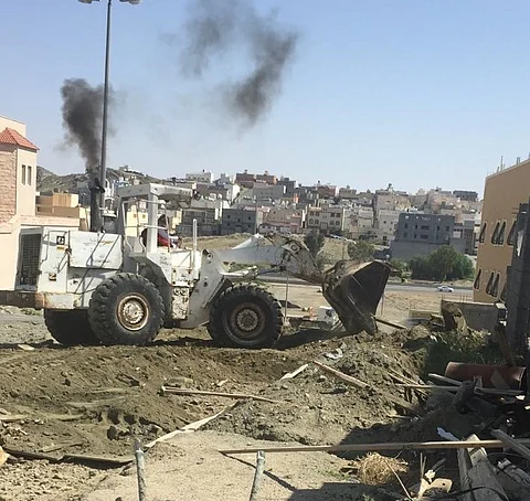 أمانة الطائف تفتح 6 شوارع مغلقة بمخلفات البناء بحي الوسام