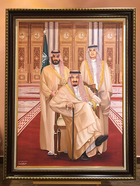 عُلقت بالقصر الملكي.. جدارية تجمع خادم الحرمين وولي العهد وتركي بن سلمان
