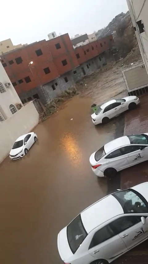 مواطنو "خضراء شرائع مكة" يعانون بسبب تكدس المياه والمخلفات