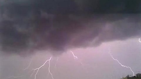 صواعق رعدية تنير سماء جازان.. مساء اليوم