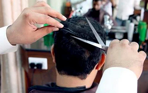مكة .. جولة لبلدية الشوقية تغلق 7 صالونات حلاقة وتغرّم 32 آخرين
