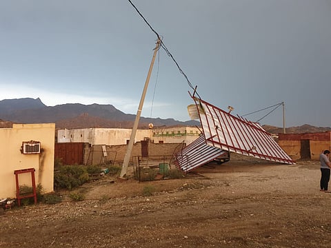 قوة العواصف تقتلع سقف منزل وتتلف سيارة معاق