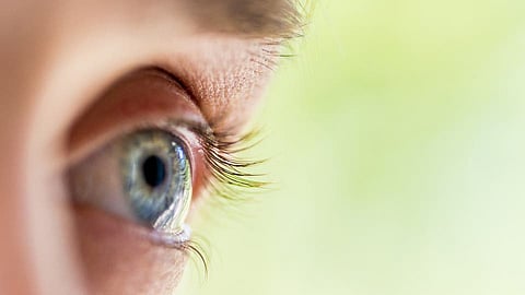 بعد 10 سنوات تجارب.. زراعة "عين إلكترونية" في جسم بشري