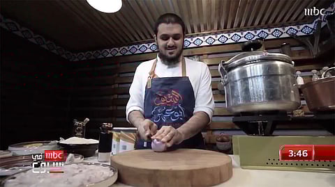 شاهد .. "الشيف الكفيف" كيف يتفنن بطهي الطعام