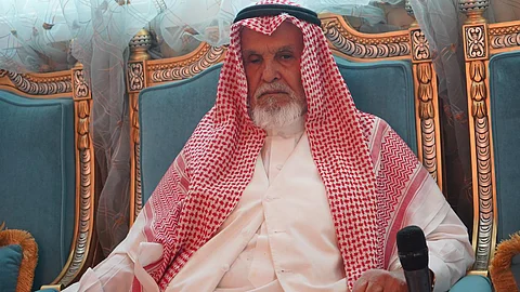 شريط الذكريات بمنزله.. شاهد تكريم أقدم محافظ للأفلاج والفاصل 40 عامًا