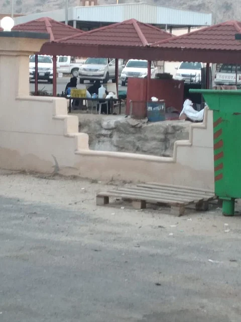 بينهم محكوم عليه بإبعاد.. وافدون يهيمنون على سوق أحد ثربان ومطالبات بالتدخّل