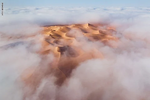 كثبان رملية تخرج من الضباب.. مشهد غير عادي بصحراء أبوظبي
