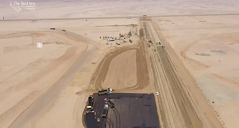 مشروع البحر الأحمر: إنجاز أول كيلومتر من شبكة طرقه البالغ طولها 80 كم
